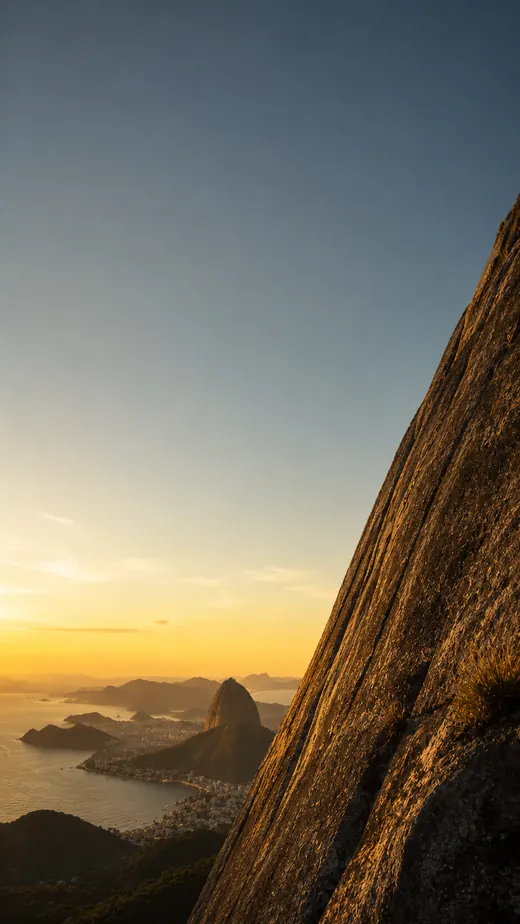 Paredão de granito sobre o mar